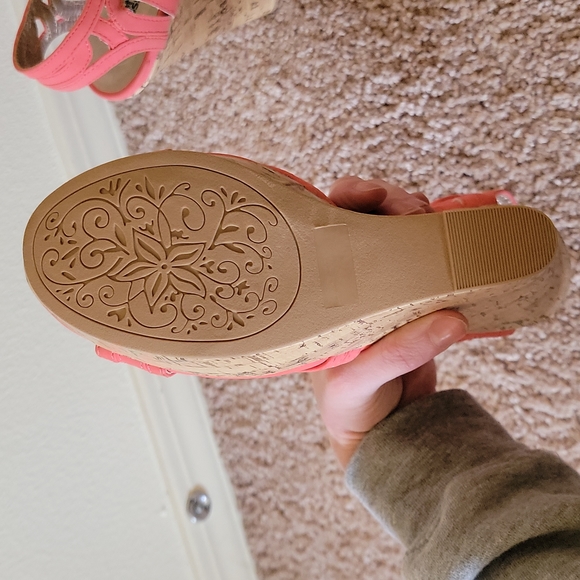 Wedge Heels - Picture 2 of 4